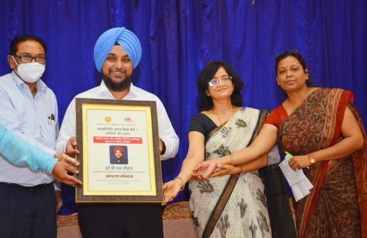Receiving a memento after a talk on आत्मनिर्भर भारत