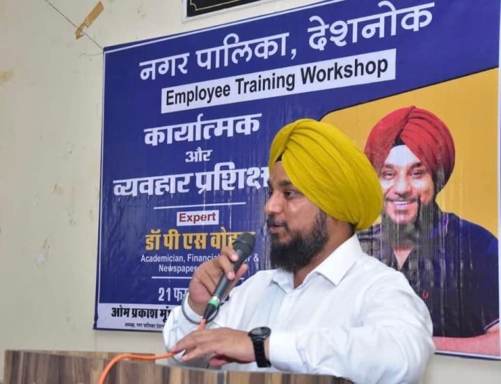 Leading the Deshnok municipality’s staff training workshop