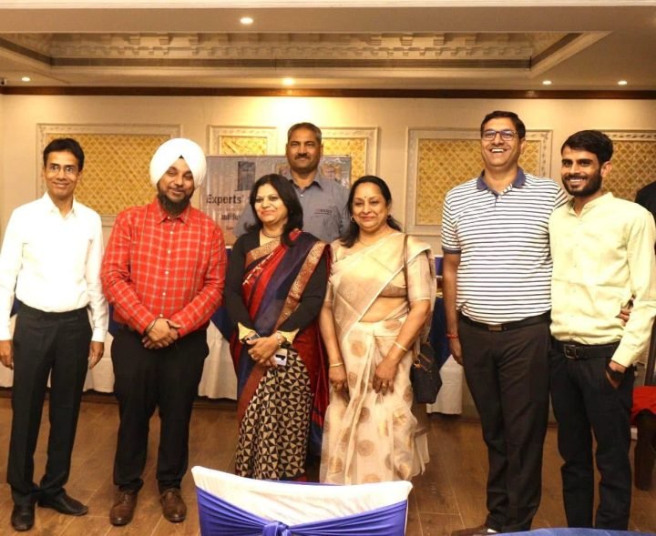 The group photograph after an experts’ session
